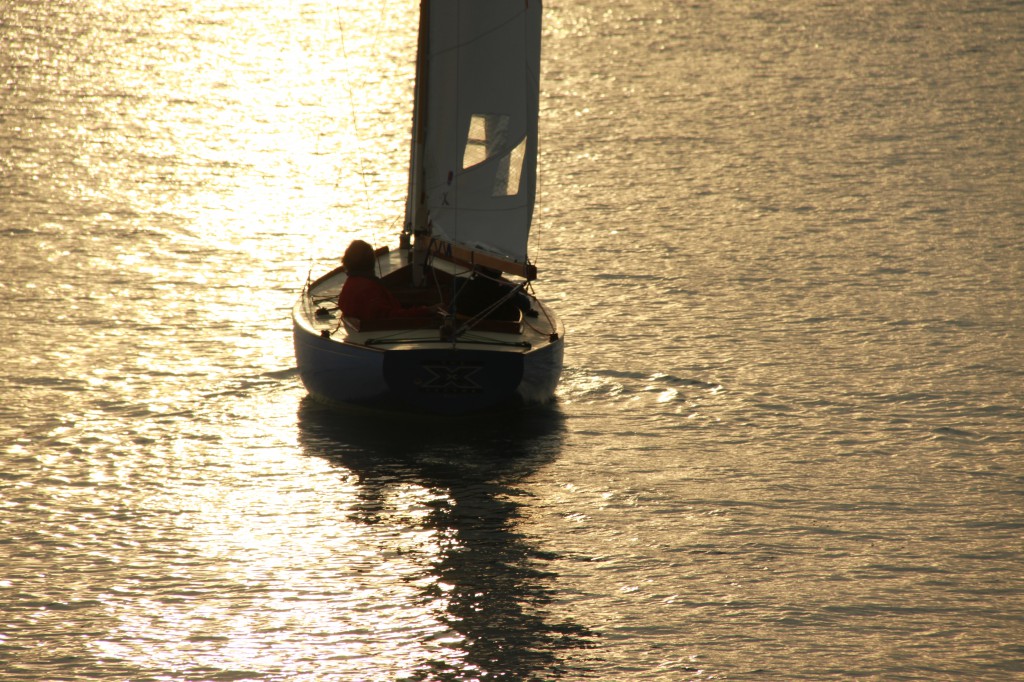 Yacht_sailing_at_sunset_from_Yarmouth_Harbour_3