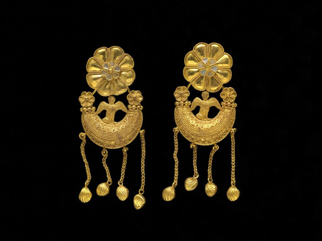 Pendant earrings c 420–400 BCE