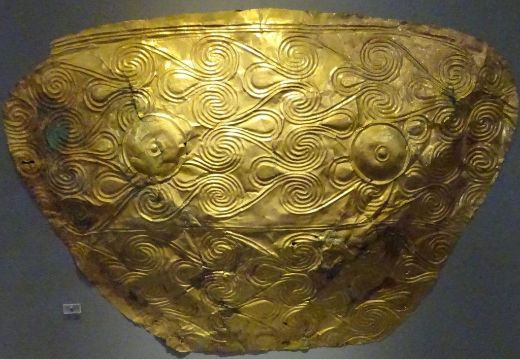 Patterns on gold artefact