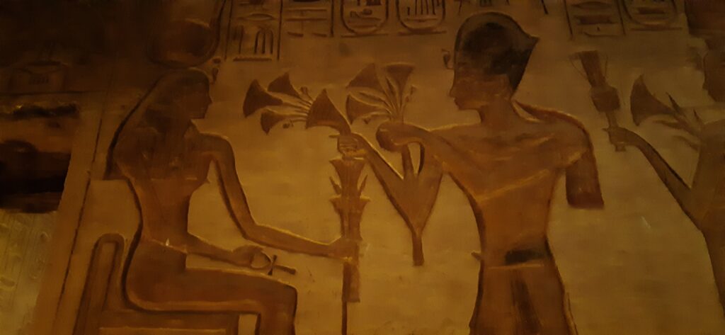 Nefertari with ankh